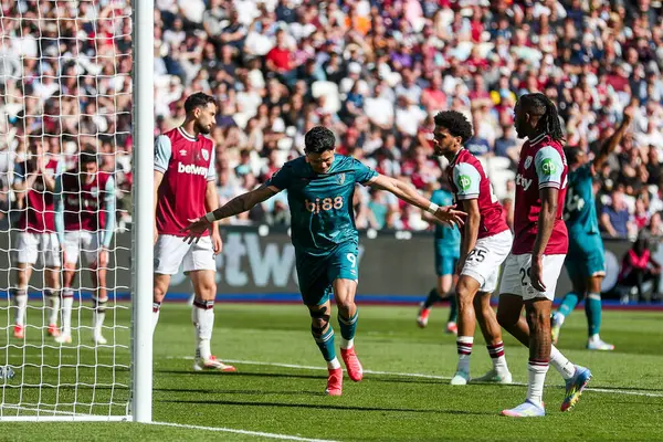 AFC Bournemouth takımından Evanilson, Premier League maçında 5 Nisan 2025 'te Londra Stadyumu' nda West Ham United 'a karşı Bournemouth maçında 0-1' lik galibiyet golünü kutluyor.