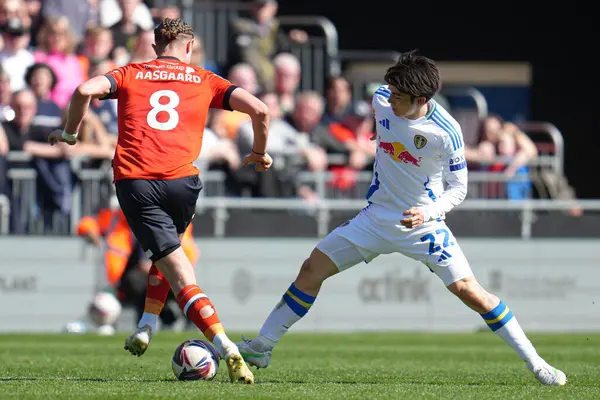 Leeds United takımından Ao Tanaka, Luton Town takımından Thelo Aasgaard 'a karşı Luton Town - Leeds United maçında 5 Nisan 2025' de Kenilworth Road, Luton, İngiltere 'de karşı karşıya geldi.