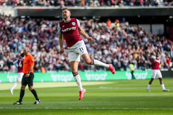 West Ham United takımından Niclas Fullkrug, 5 Nisan 2025 'te Londra' daki Londra Stadyumu 'nda oynanan Premier League maçında 1-1 kazanma hedefini kutluyor.