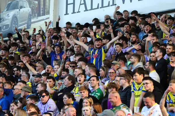 Warrington Wolves taraftarları Betfred Challenge Kupası çeyrek final maçı sırasında Warrington Wolves St. Helens 'e karşı Halliwell Jones Stadyumu, Warrington, İngiltere, 5 Nisan 2025