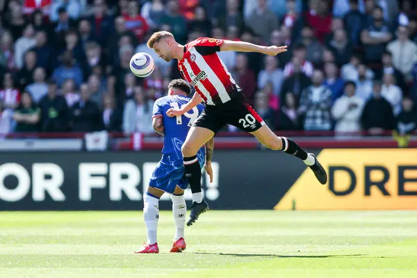 Brentford 'dan Kristoffer Ajer, Premier League maçında Brentford Chelsea' ye karşı Gtech Community Stadyumu, Londra 'da 6 Nisan 2025' de oynanan maçta topa liderlik ediyor.