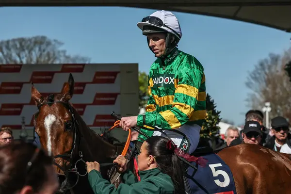 Mark Walsh tarafından sürülen Dürüstlük Politikası, 5 Nisan 2025 tarihinde Aintree Yarış Pisti, Liverpool, Birleşik Krallık 'ta düzenlenen Randox Grand National 2025 Günü' nde 13: 55 Turners Mersey Novices 'Engeli kazandı.