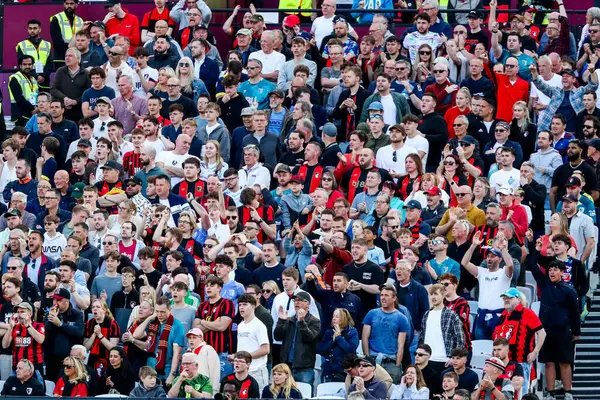 Premier League maçında AFC Bournemouth taraftarları 5 Nisan 2025 'te Londra Stadyumu' nda West Ham United 'a karşı Bournemouth maçını izlediler.