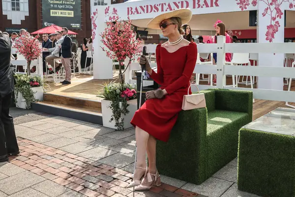 Bayanlar, Randox Grand National 2025 İkinci Gün Kadınlar Günü 'nde Aintree Yarış Pisti, Liverpool, Birleşik Krallık' a geldiler.