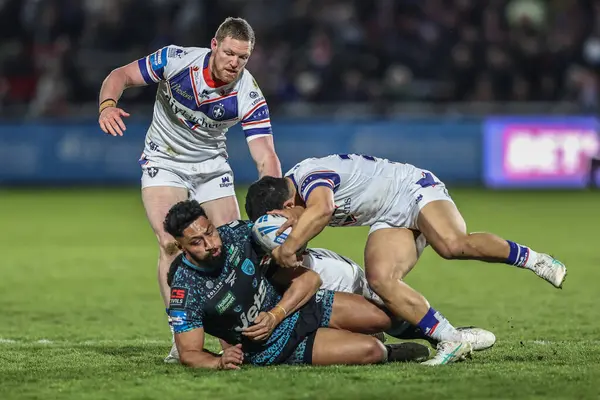 Leopards 'dan Isaac Liu, Wakefield Trinity' den Mason Lino, Wakefield Trinity 'den Ky Rodwell ve Wakefield Trinity' den Isaiah Vagana ile Betfred Challenge Kupası çeyrek final maçında Wakefield Trinity, DIY Kitchens 'da Leigh Leopards' a karşı.