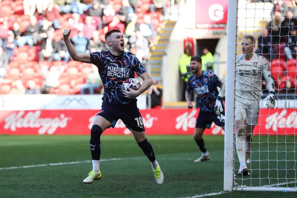 Blackpool 'dan Sonny Carey, 5 Nisan 2025' te New York Stadyumu 'nda oynanan Sky Bet Ligi 1 maçında 1-1' lik galibiyetini kutluyor.