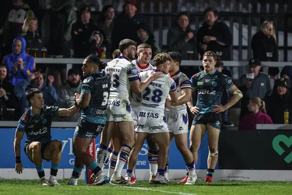 Wakefield Trinity 'den Matty Russell, Birleşik Krallık' ın Wakefield Stadyumu 'nda oynanan Betfred Challenge Kupası çeyrek final maçında denemesini kutluyor.