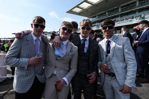 Randox Grand National 2025 Kadınlar Günü 'nde yarışçılar Aintree Yarış Pisti, Liverpool, Birleşik Krallık, 4 Nisan 2025