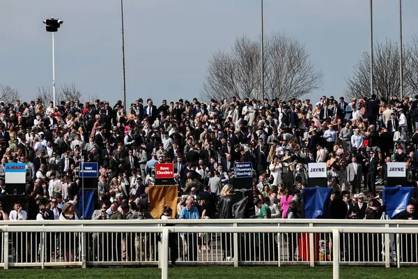 Aintree Yarış Pisti, Liverpool, Birleşik Krallık 'ta 4 Nisan 2025 Randox Grand National 2025 Kadınlar Günü sırasında tribünleri dolduran yarışçılar