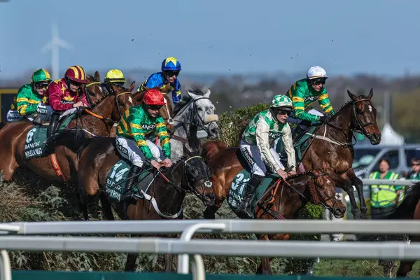 James Bowen ve Celebre D 'Allen' ın bindiği Chantry House Randox Grand 2025 Ulusal Günü 'nde Micheal Nolan' ın bindiği Aintree Yarış Pisti, Liverpool, Birleşik Krallık, 5 Nisan 2025