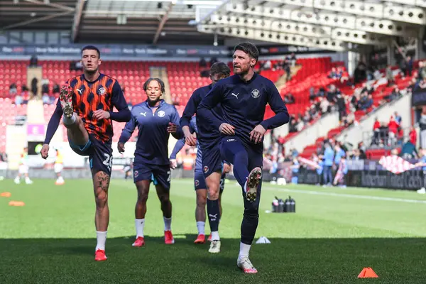 Blackpool 'dan James Husband, Sky Bet Ligi 1 maçı öncesinde New York Stadyumu' nda oynanan maç öncesi ısınma maçında Rotherham United 'a karşı Blackpool, Rotherham, İngiltere, 5 Nisan 2025