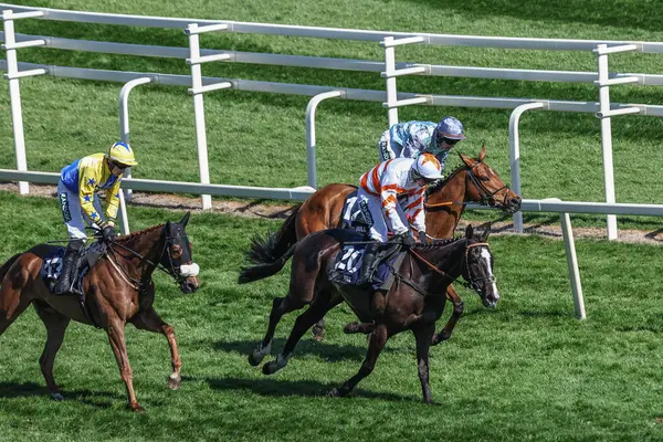 Jack Tudor 'un sürdüğü Derin Mağara, 5 Nisan 2025' te Aintree Yarış Pisti, Liverpool 'da düzenlenen Randox Grand National 2025 Günü' nde 13: 20 William Hill En İyi Fiyat Engelli Engelli Engellisini Kazandı.