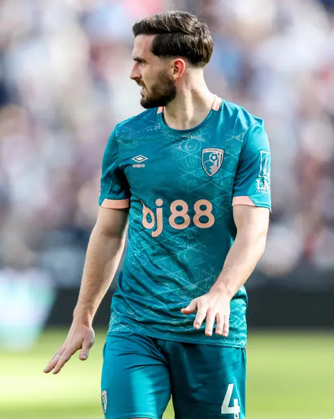 AFC Bournemouth 'dan Lewis Cook, Premier League maçında takım talimatlarını verir. West Ham United, Bournemouth' a karşı Londra Stadyumu, İngiltere, 5 Nisan 2025