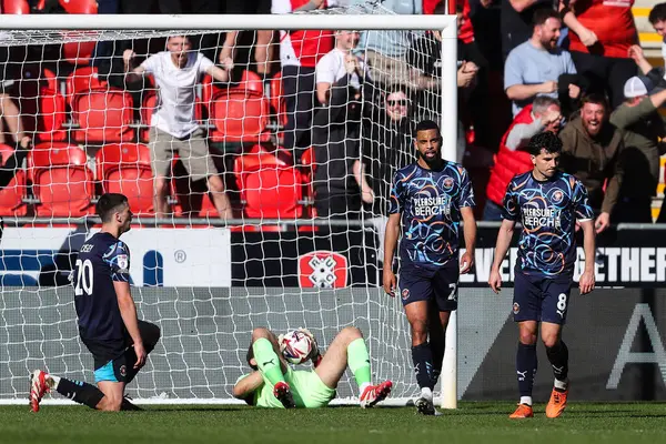 Blackpool oyuncuları, 5 Nisan 2025 'te New York Stadyumu, Rotherham, İngiltere' de oynanan ve Rotherham United 'a karşı oynanan 1.