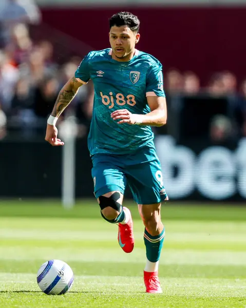 AFC Bournemouth takımından Evanilson, Premier League maçında topla koşuyor. West Ham United, Bournemouth 'a karşı Londra Stadyumu' nda, 5 Nisan 2025.