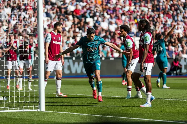 AFC Bournemouth takımından Evanilson, Premier League maçında 5 Nisan 2025 'te Londra Stadyumu' nda West Ham United 'a karşı Bournemouth maçında 0-1' lik galibiyet golünü kutluyor.