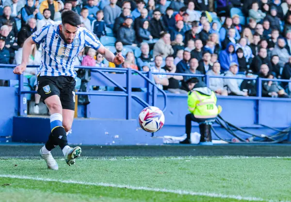 Sheffield Wednesday 'den Pol Valentn, 5 Nisan 2025' te Sheffield Çarşamba günü Hillsborough, Sheffield, İngiltere 'de Hull City' ye karşı oynanan Gökyüzü İddia Şampiyonası maçında topu geçiyor.