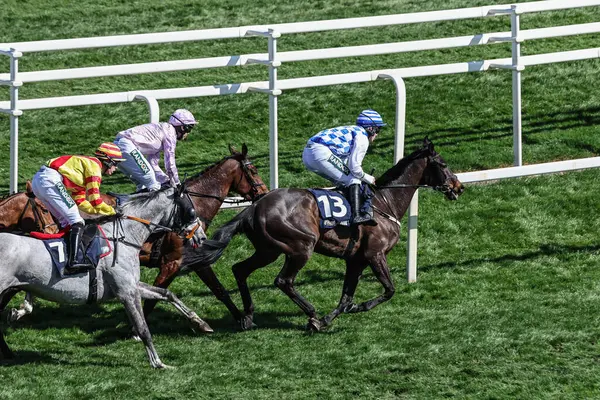 Oran McGill 'in bindiği köprülerin inşaatı, 5 Nisan 2025' te İngiltere 'nin Liverpool şehrinde düzenlenen 3.