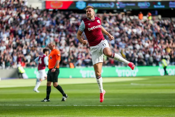 West Ham United takımından Niclas Fullkrug, 5 Nisan 2025 'te Londra' daki Londra Stadyumu 'nda oynanan Premier League maçında 1-1 kazanma hedefini kutluyor.
