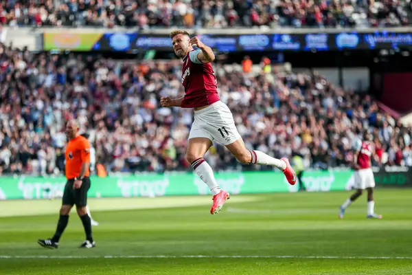 West Ham United takımından Niclas Fullkrug, 5 Nisan 2025 'te Londra' daki Londra Stadyumu 'nda oynanan Premier League maçında 1-1 kazanma hedefini kutluyor.