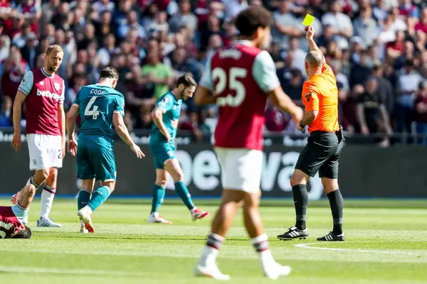Hakem Tim Robinson, 5 Nisan 2025 'te Londra' daki Londra Stadyumu 'nda oynanan Premier Lig karşılaşmasında AFC Bournemouth takımından Lewis Cook' a sarı kart gösterdi.