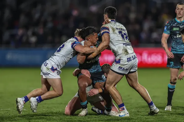 Leigh Leopards 'dan Tesi Niu, Wakefield Trinity' den Harvey Smith, Wakefield Trinity 'den Isaiah Vagana ve Wakefield Trinity' den Ky Rodwell ile Betfred Challenge Cup Quarter Final karşılaşmasında Wakefield Trinity, DIY Kitchen 'da Leigh Leopards' a karşı