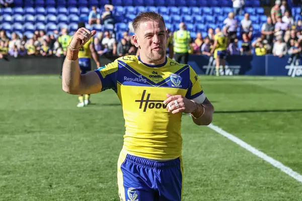 Warrington Wolves takımından Matt Dufty, 6 Nisan 2025 'te Halliwell Jones Stadyumu, Warrington, Birleşik Krallık' ta oynanan Betfred Challenge Kupası çeyrek final maçında galibiyeti kutluyor.