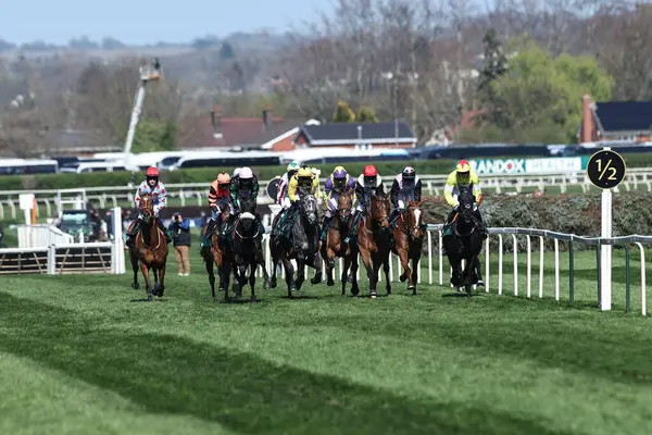 15: 05 Ivy Liverpool Engeli Randox Grand National 2025 Günü 3. Ulusal Gün Aintree Yarış Pisti, Liverpool, Birleşik Krallık, 5 Nisan 2025