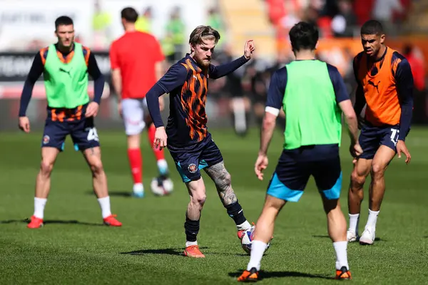 Blackpool 'dan Hayden Coulson, maç öncesi ısınma maçında, 5 Nisan 2025' te New York Stadyumu 'nda oynanan Sky Bet 1 karşılaşmasında Rotherham United, Blackpool' a karşı.