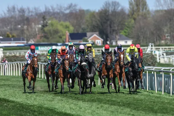 15: 05 Ivy Liverpool Engeli Randox Grand National 2025 Günü 3. Ulusal Gün Aintree Yarış Pisti, Liverpool, Birleşik Krallık, 5 Nisan 2025