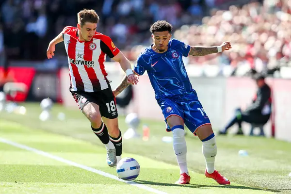 Brentford 'dan Yehor Yarmoliuk Premier Lig karşılaşmasında Chelsea' den Jadon Sancho ile 6 Nisan 2025 'te Londra' daki Gtech Community Stadyumu 'nda oynanan karşılaşmada top için mücadele ediyor.