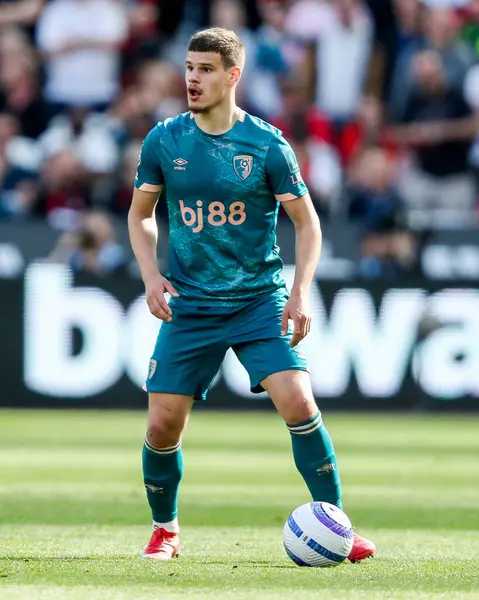 AFC Bournemouth takımından Milos Kerkez, Premier League maçında topla koşuyor. West Ham United, Bournemouth 'a karşı Londra Stadyumu' nda, 5 Nisan 2025