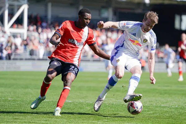 Leeds United takımından Patrick Bamford, Luton Town 'dan İsa Makosso' nun baskısı altında Luton Town - Leeds United maçında 5 Nisan 2025 'te Kenilworth Road, Luton, İngiltere' de oynadığı maçta topu aldı.