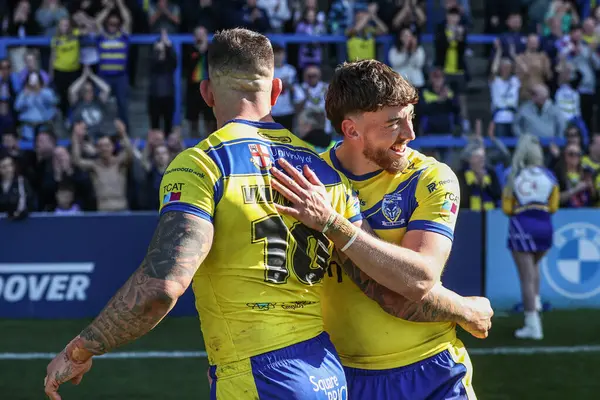 Warrington Wolves 'tan Matty Ashton ve Warrington Wolves' tan Paul Vaughan, 6 Nisan 2025 'te Halliwell Jones Stadyumu' nda oynanan Betfred Challenge Cup Quarter Final Maçı 'nda zaferi kutladılar.