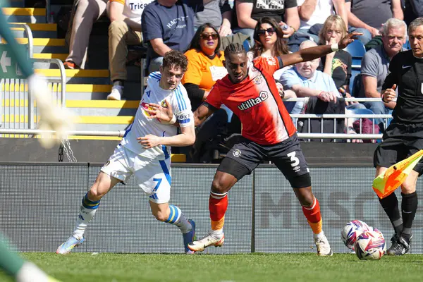 Luton Town 'dan Amari Bell, 5 Nisan 2025' te Luton Road, Luton, Birleşik Krallık 'ta Luton Town - Leeds United maçında Leeds United ile oynanan Sky Bet Şampiyonası karşılaşmasında Leeds United' tan Daniel James 'in topunu kazandı.