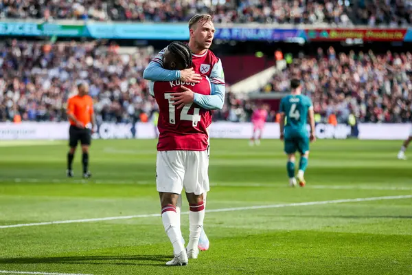 West Ham United takımından Jarrod Bowen, 5 Nisan 2025 'te Londra Stadyumu' nda oynanan Premier League maçında West Ham United 'a karşı Bournemouth maçında takım arkadaşlarıyla yaptığı maçı 2-1 kazanarak kutluyor.