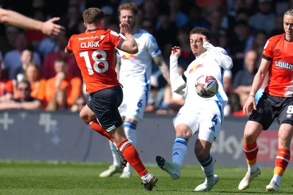 Leeds United takımından Ethan Ampadu, Luton Town 'dan Jordan Clark' ın oynadığı Luton Town - Leeds United maçında topu kazandı.