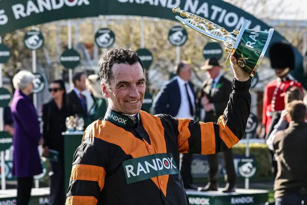 Patrick Mullins, 5 Nisan 2025 'te Aintree Yarış Pisti, Liverpool' da düzenlenen Randox Grand National 2025 Ulusal Günü 'nde Büyük Ulusal Kupayı kaldırdı.