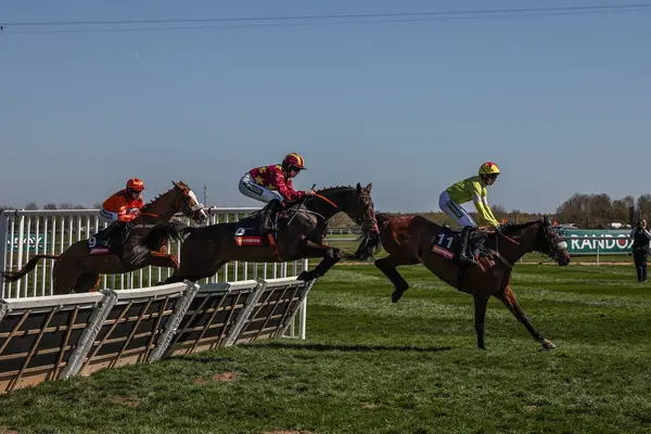 Harry Cobden 'ın sürdüğü Regent' s Stroll, 5 Nisan 2025 'te Aintree Yarış Pisti' nde düzenlenen Randox Grand National 2025 Günü 'nde yarışı önde götürüyor.