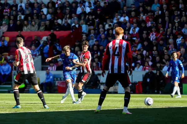 Chelsea 'den Enzo Fernandez, Premier League maçında Brentford Chelsea' ye karşı Gtech Community Stadyumu 'nda 6 Nisan 2025' te çekim yapıyor.