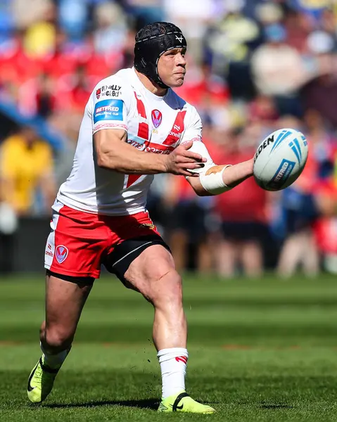 St. Helens takımından Jonny Lomax, 5 Nisan 2025 'te İngiltere' nin Warrington şehrindeki Halliwell Jones Stadyumu 'nda oynanan Betfred Challenge Kupası çeyrek final maçında pas veriyor.