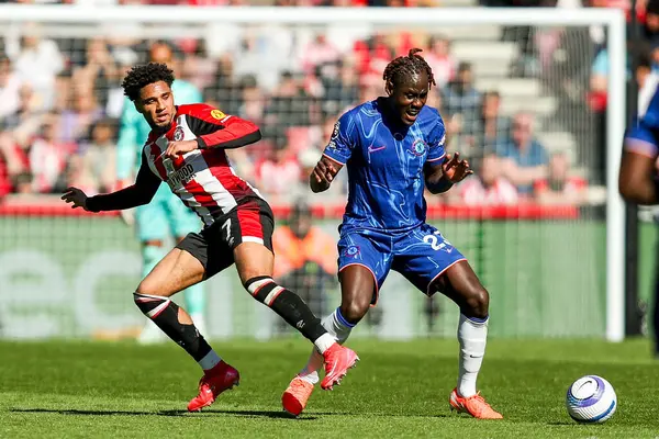 Brentford 'dan Kevin Schade Premier Lig karşılaşmasında Chelsea' den Trevoh Chalobah ile Gtech Community Stadyumu 'nda 6 Nisan 2025' de oynanan karşılaşmada top için mücadele ediyor.