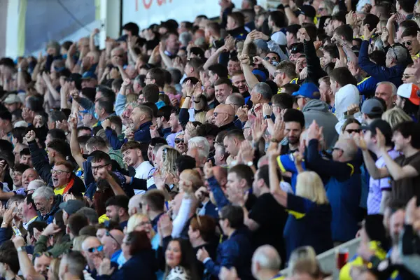 Warrington Wolves taraftarları Betfred Challenge Kupası çeyrek final maçı sırasında Warrington Wolves St. Helens 'e karşı Halliwell Jones Stadyumu, Warrington, İngiltere, 5 Nisan 2025