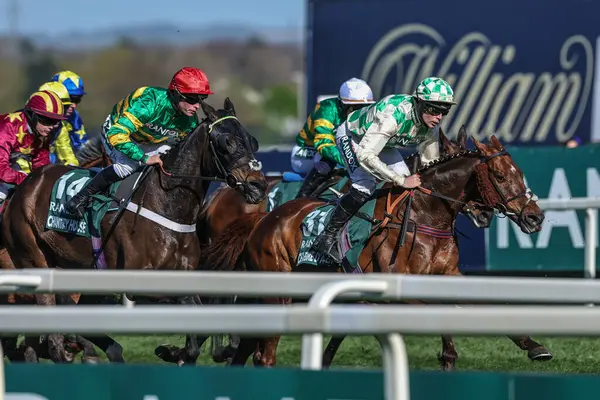 James Bowen ve Celebre D 'Allen' ın bindiği Chantry House Randox Grand 2025 Ulusal Günü 'nde Micheal Nolan' ın bindiği Aintree Yarış Pisti, Liverpool, Birleşik Krallık, 5 Nisan 2025