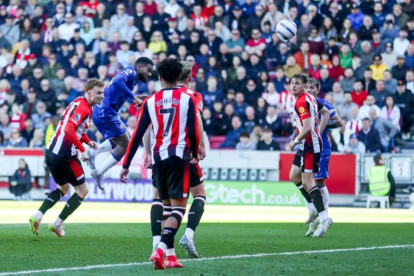 Chelsea 'li Reece James Premier Lig karşılaşmasında topu Londra' daki Gtech Community Stadyumu 'nda Brentford' a karşı Chelsea maçında 6 Nisan 2025 'de sürüyor.