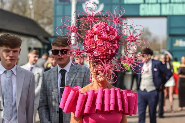 Bayanlar, Randox Grand National 2025 İkinci Gün Kadınlar Günü 'nde Aintree Yarış Pisti, Liverpool, Birleşik Krallık' a geldiler.