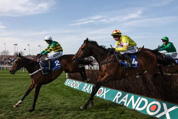 Nico De Boinville 'in bindiği Jonbon, Randox Grand 2025 Kadınlar Günü Aintree Yarış Pisti, Liverpool, Birleşik Krallık' ta 4 Nisan 2025 tarihinde Emeklilik Uzmanı Melling Chase 'in liderliğindeki çiti temizliyor.