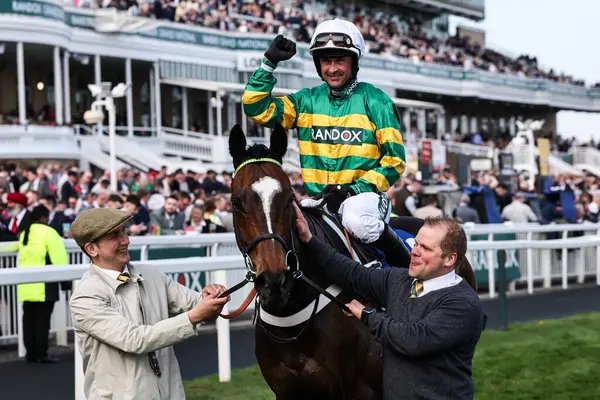 Jonbon 'daki Nico De Boinville, 4 Nisan 2025' te Aintree Yarış Pisti 'nde düzenlenen Randox Grand 2025 Kadınlar Günü' nde Emeklilik Uzmanı Melling Chase 'i kazanmasını kutluyor.