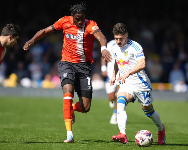 Leeds United 'dan Solomon Malikânesi ve Luton Town' dan Elijah Adebayo, 5 Nisan 2025 'te Luton Town, Luton, İngiltere' de Leeds United 'a karşı oynanan Gök İddiası Şampiyonası karşılaşmasında top için mücadele ediyorlar.