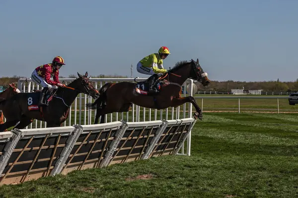 Harry Cobden 'ın sürdüğü Regent' s Stroll, 5 Nisan 2025 'te Aintree Yarış Pisti' nde düzenlenen Randox Grand National 2025 Günü 'nde yarışı önde götürüyor.